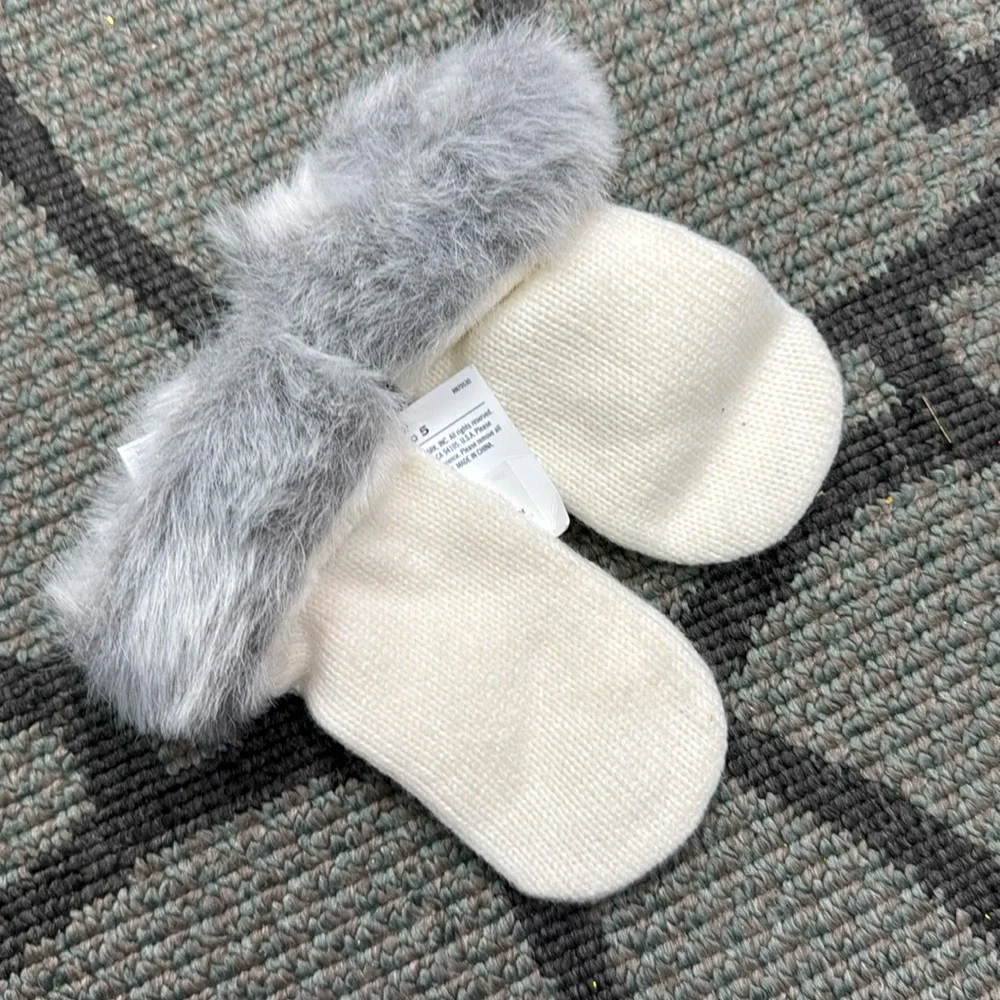 Janie and Jack mittens for girls size 4 to 5 new in excellent condition